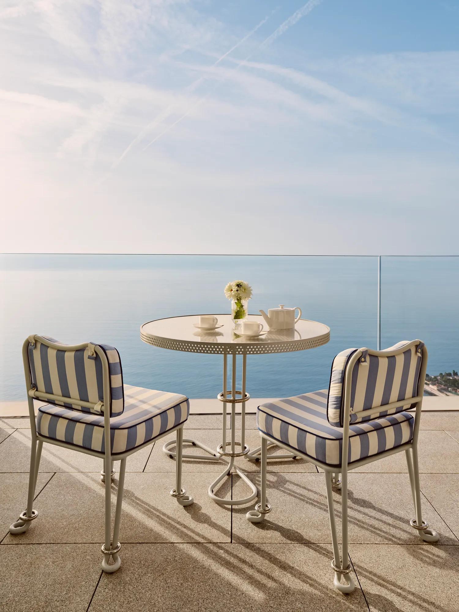 Un Grand Sea View Studio au Maybourne Riviera, doté d’un décor contemporain élégant et de vastes baies vitrées offrant une vue panoramique sur le littoral méditerranéen.