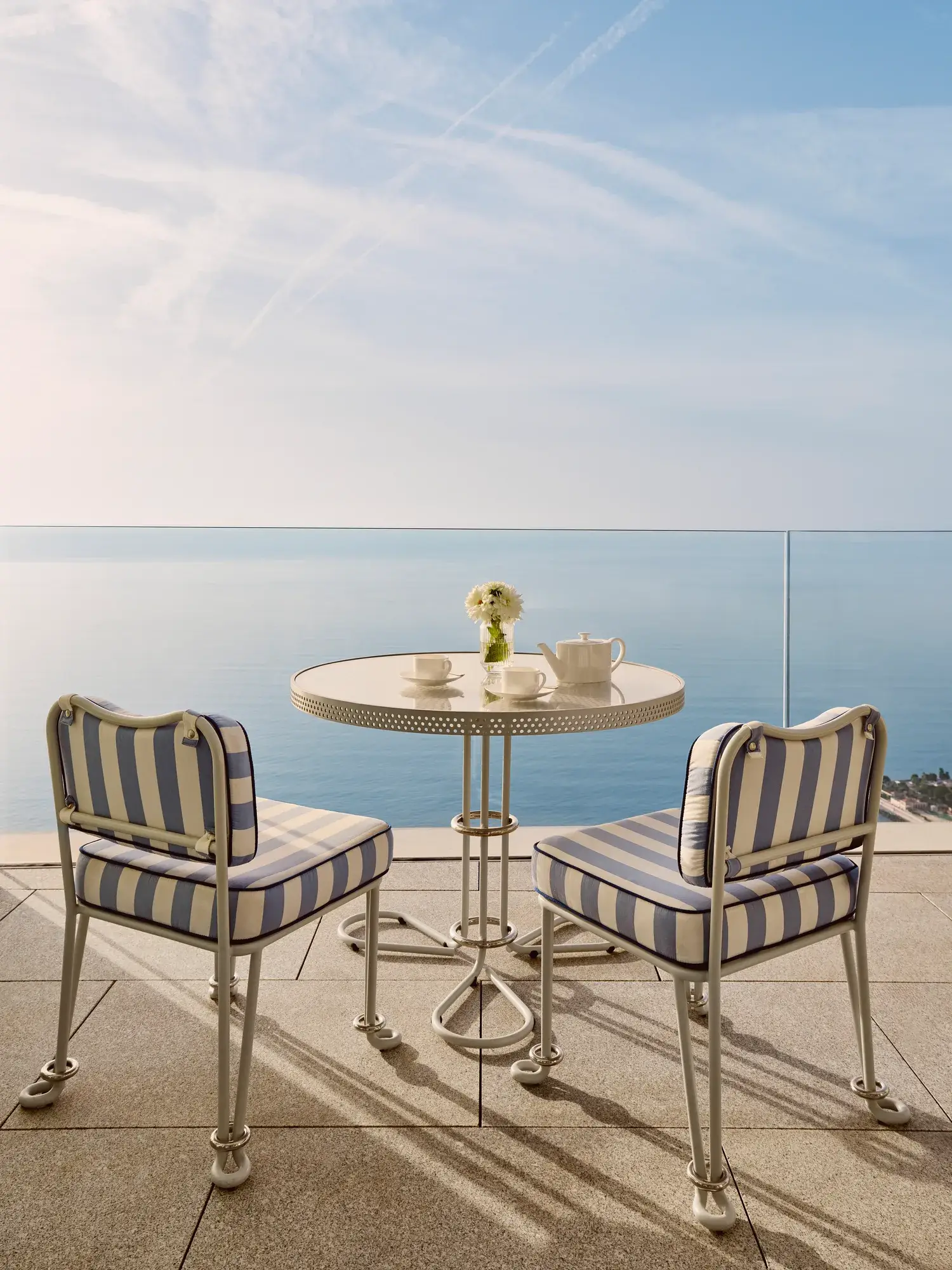 Un Grand Sea View Studio au Maybourne Riviera, doté d’un décor contemporain élégant et de vastes baies vitrées offrant une vue panoramique sur le littoral méditerranéen.