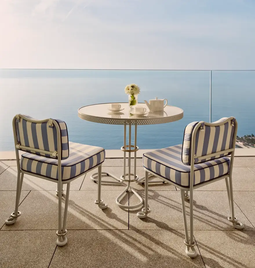 Un Grand Sea View Studio au Maybourne Riviera, doté d’un décor contemporain élégant et de vastes baies vitrées offrant une vue panoramique sur le littoral méditerranéen.