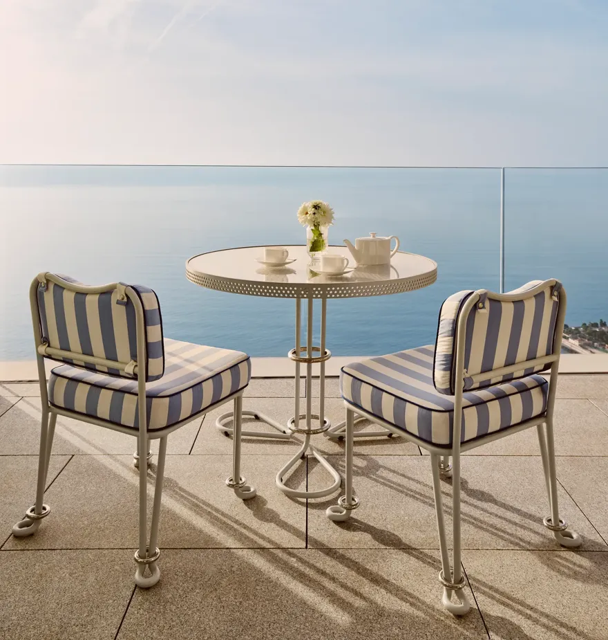 Un Grand Sea View Studio au Maybourne Riviera, doté d’un décor contemporain élégant et de vastes baies vitrées offrant une vue panoramique sur le littoral méditerranéen.