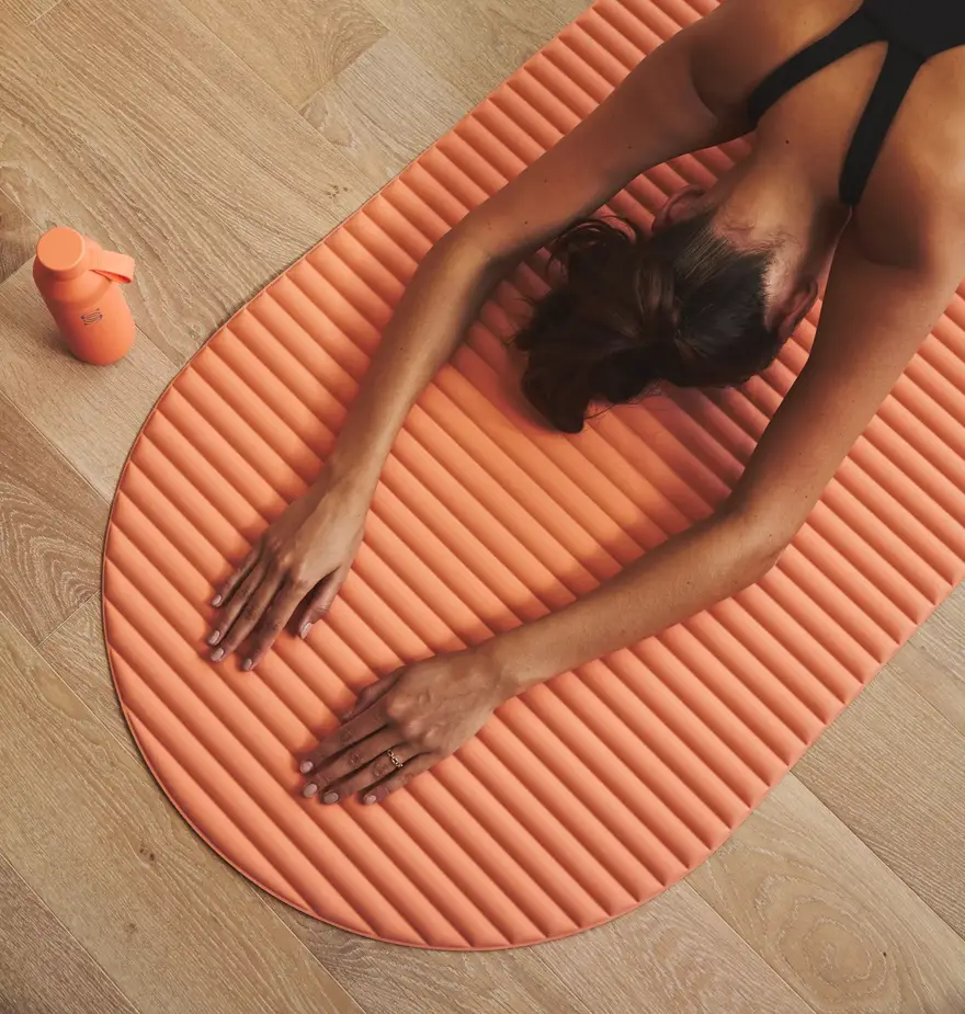 Un espace dédié à l’entraînement de la force et de la mobilité au centre de fitness du Maybourne Riviera, équipé de matériel moderne et offrant un cadre lumineux et contemporain conçu pour le mouvement fonctionnel.