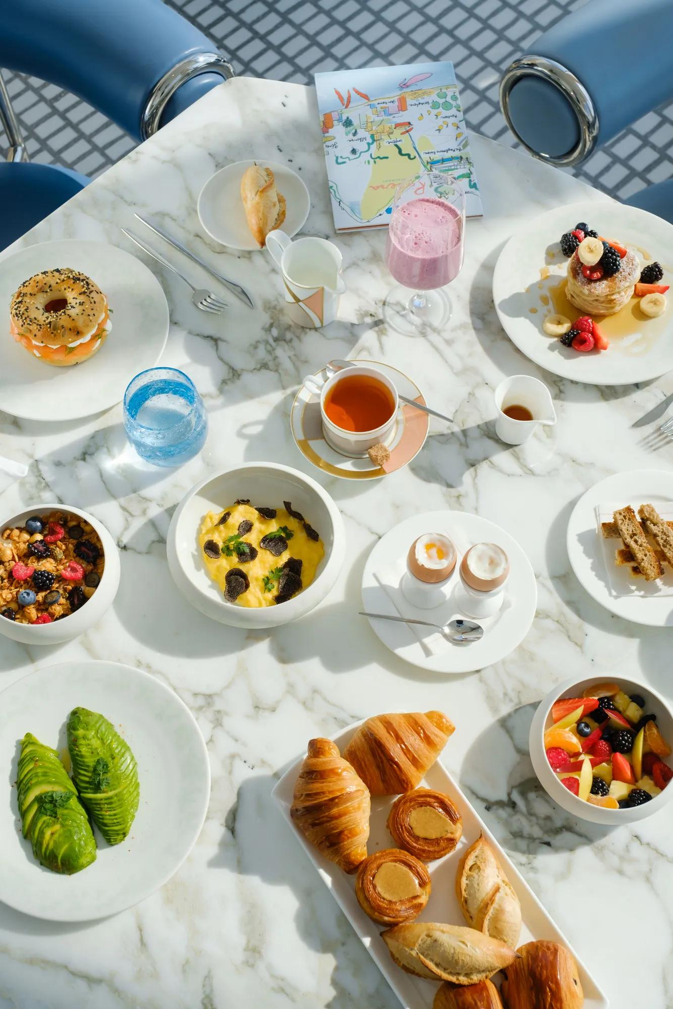 Un plat élégant du restaurant Riviera, présenté avec un dressage raffiné et des ingrédients inspirés de la Méditerranée.
