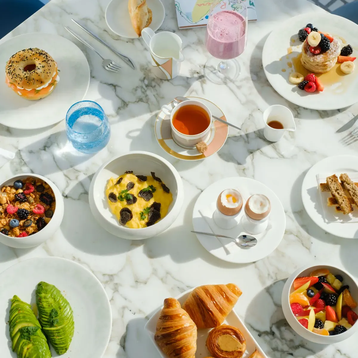 Un plat élégant du restaurant Riviera, présenté avec un dressage raffiné et des ingrédients inspirés de la Méditerranée.