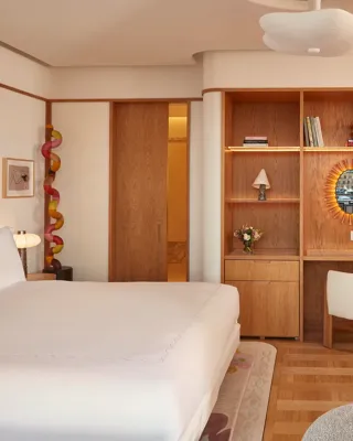 A Mayfair Balcony Room at Claridge’s featuring elegant contemporary décor, soft natural light, and access to a private balcony overlooking the surrounding neighbourhood.