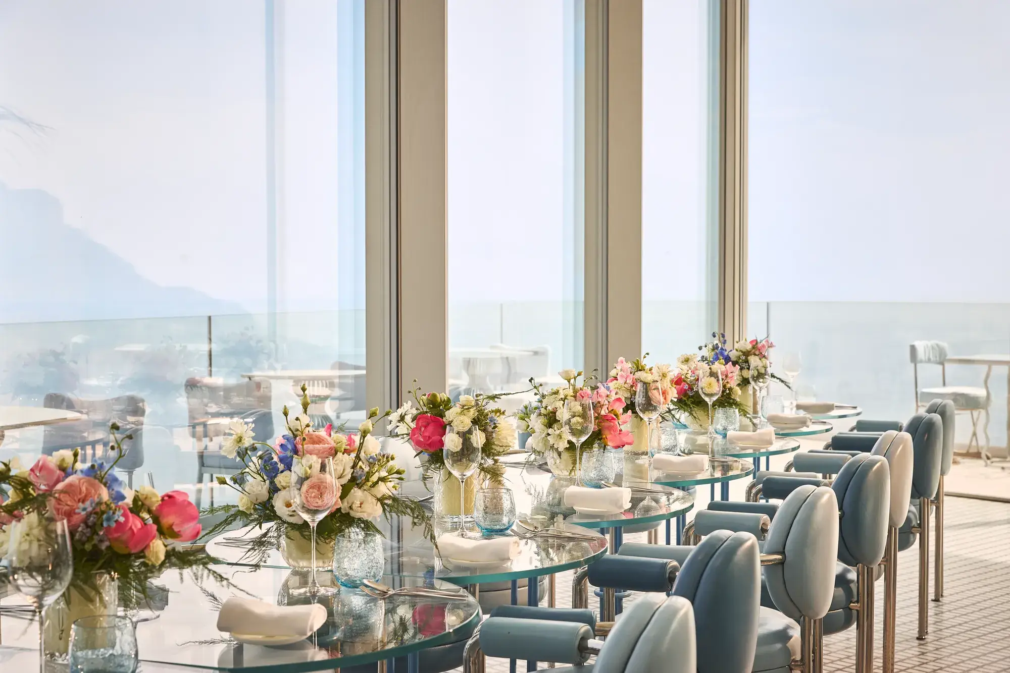 Un événement privé au restaurant Riviera du Maybourne Riviera, avec une mise en scène élégante, un décor contemporain et une atmosphère raffinée surplombant la Méditerranée.
