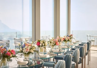Un événement privé au restaurant Riviera du Maybourne Riviera, avec une mise en scène élégante, un décor contemporain et une atmosphère raffinée surplombant la Méditerranée.