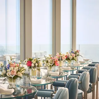 Un événement privé au restaurant Riviera du Maybourne Riviera, avec une mise en scène élégante, un décor contemporain et une atmosphère raffinée surplombant la Méditerranée.