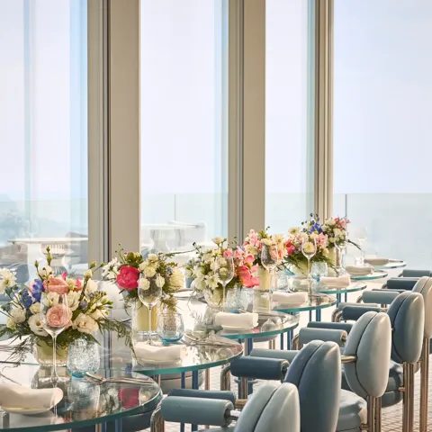 Un événement privé au restaurant Riviera du Maybourne Riviera, avec une mise en scène élégante, un décor contemporain et une atmosphère raffinée surplombant la Méditerranée.