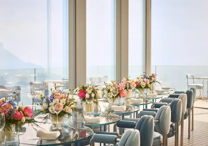 Un événement privé au restaurant Riviera du Maybourne Riviera, avec une mise en scène élégante, un décor contemporain et une atmosphère raffinée surplombant la Méditerranée.