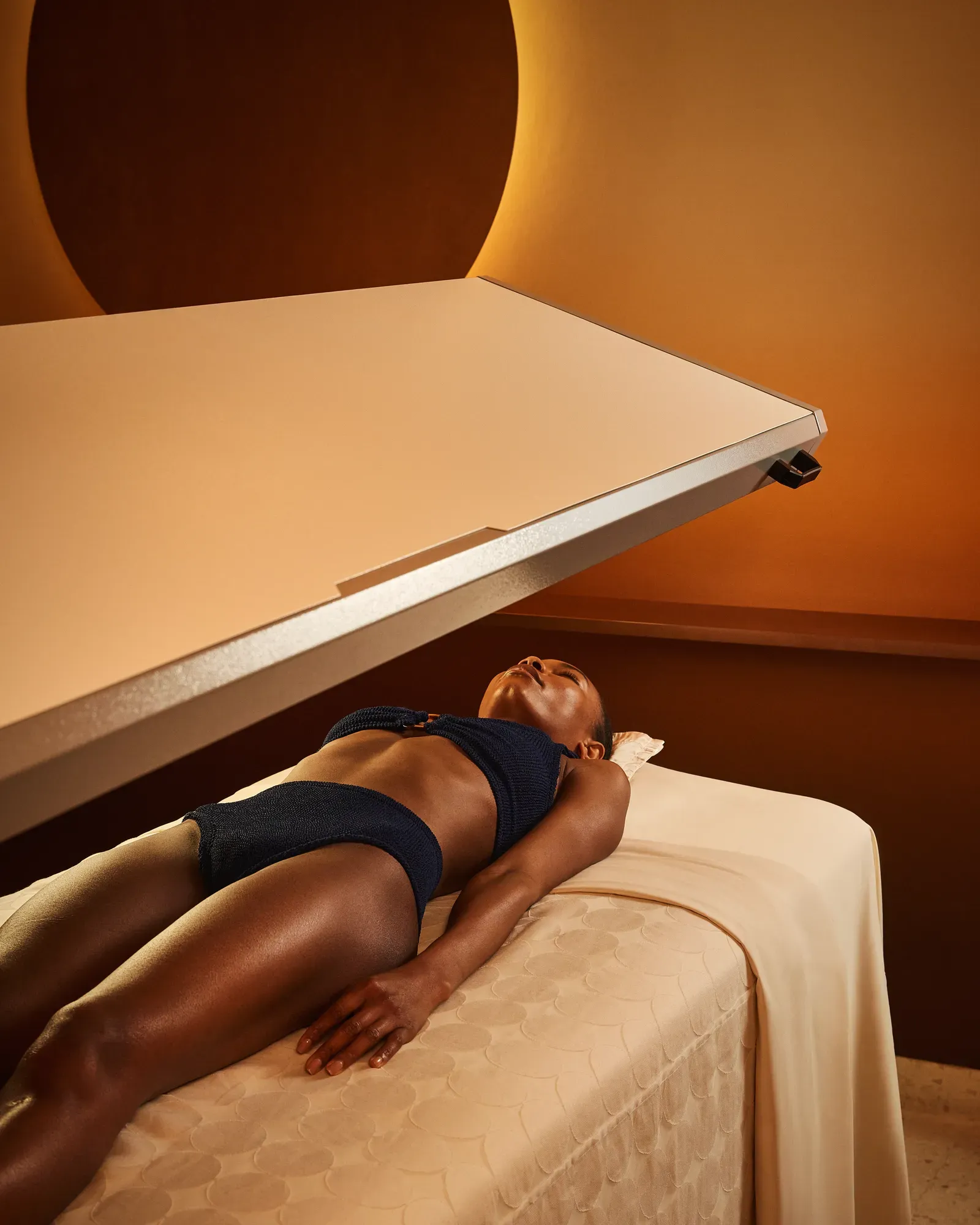 Women in a machine having a treatment in surrenne belgravia.