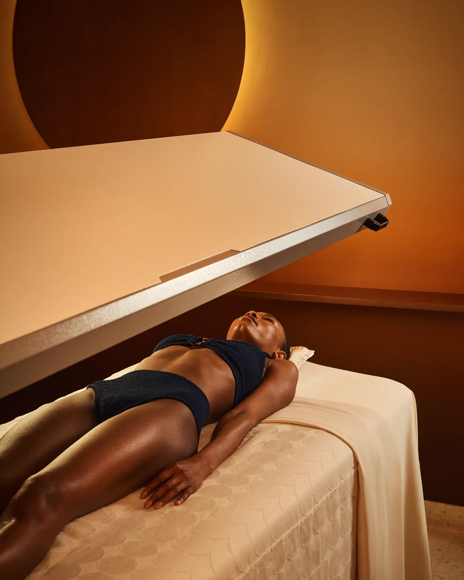 Women in a machine having a treatment in surrenne belgravia.