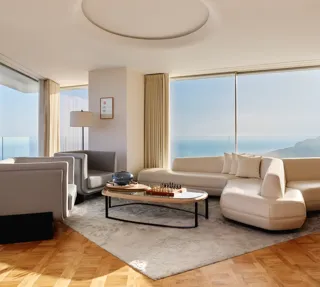 Une suite panoramique à deux chambres au Maybourne Riviera, offrant un espace lumineux au design contemporain et de vastes vues sur la Méditerranée.