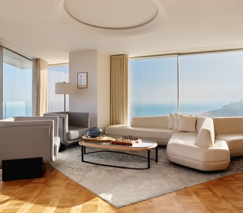 Une suite panoramique à deux chambres au Maybourne Riviera, offrant un espace lumineux au design contemporain et de vastes vues sur la Méditerranée.