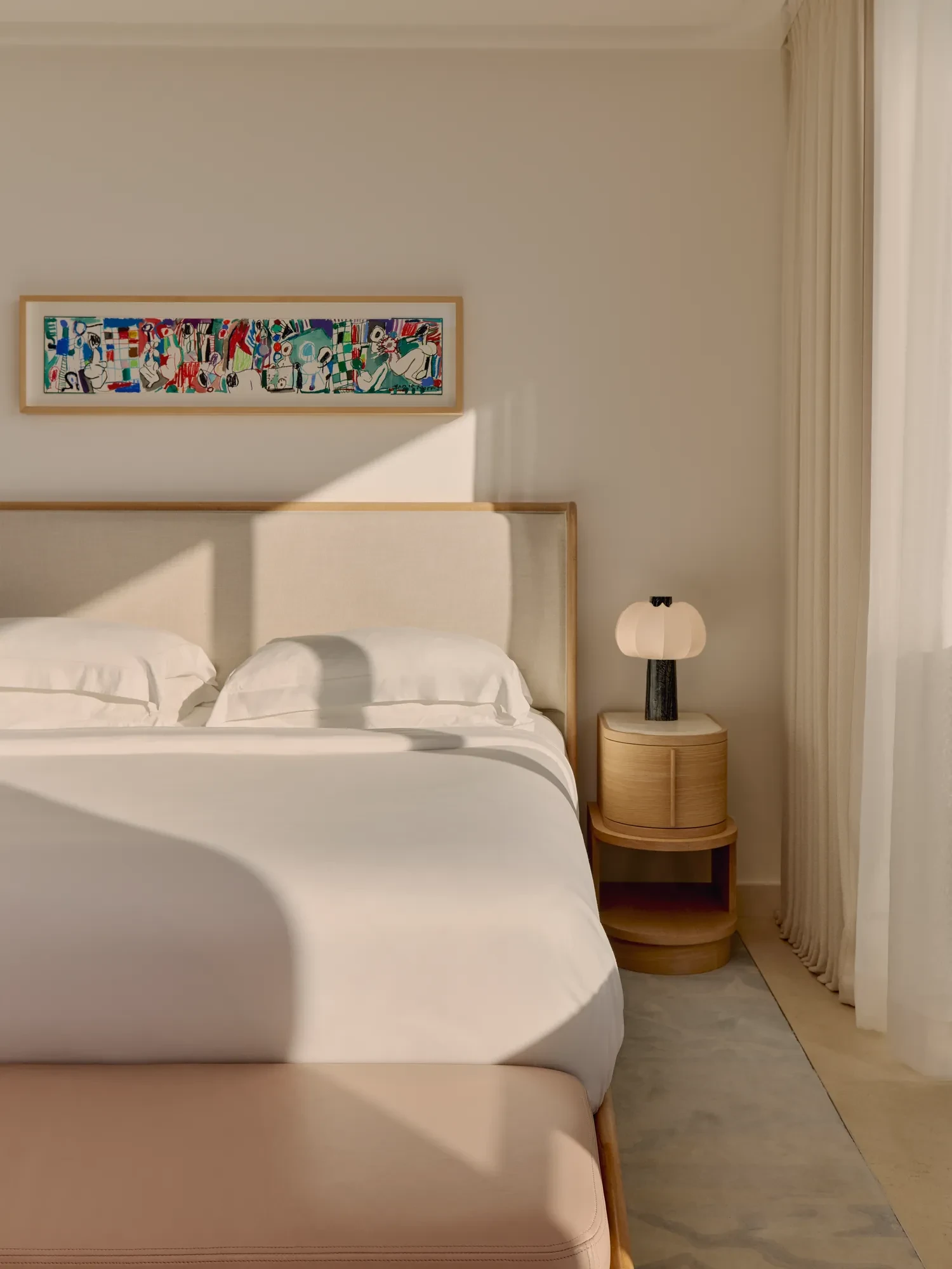 La suite Duplex avec piscine à débordement du Maybourne Riviera, présentant un intérieur contemporain élégant et une vaste vue sur la Méditerranée depuis sa terrasse et sa piscine privées.