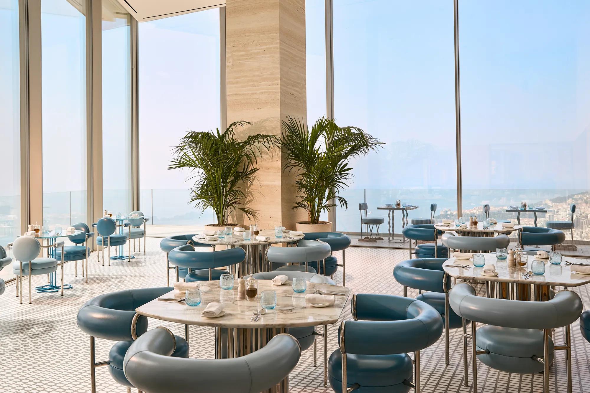 Une scène de restauration raffinée au Riviera Restaurant du Maybourne Riviera, avec un design contemporain élégant et des vues sur la Méditerranée.