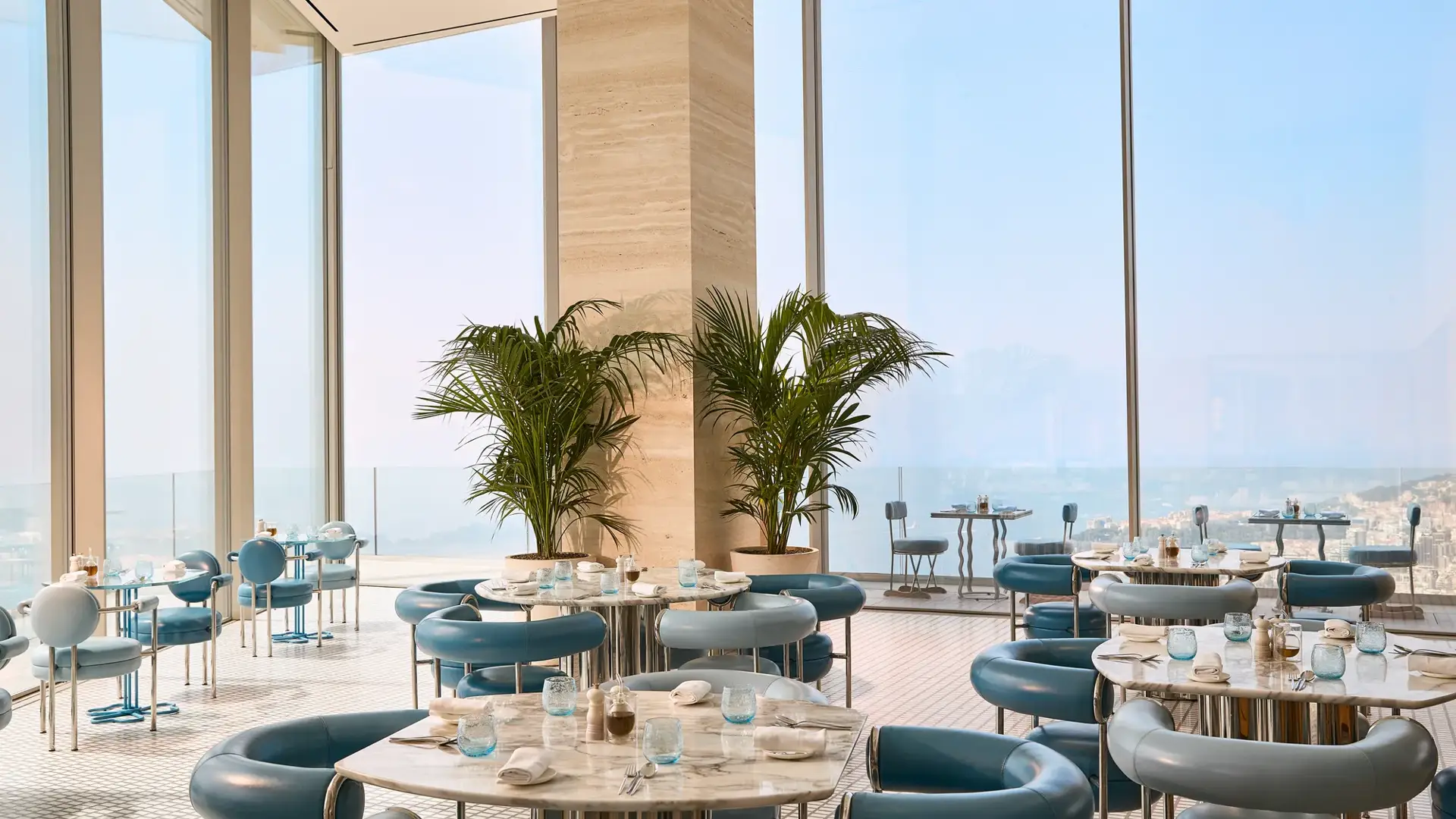 Une scène de restauration raffinée au Riviera Restaurant du Maybourne Riviera, avec un design contemporain élégant et des vues sur la Méditerranée.