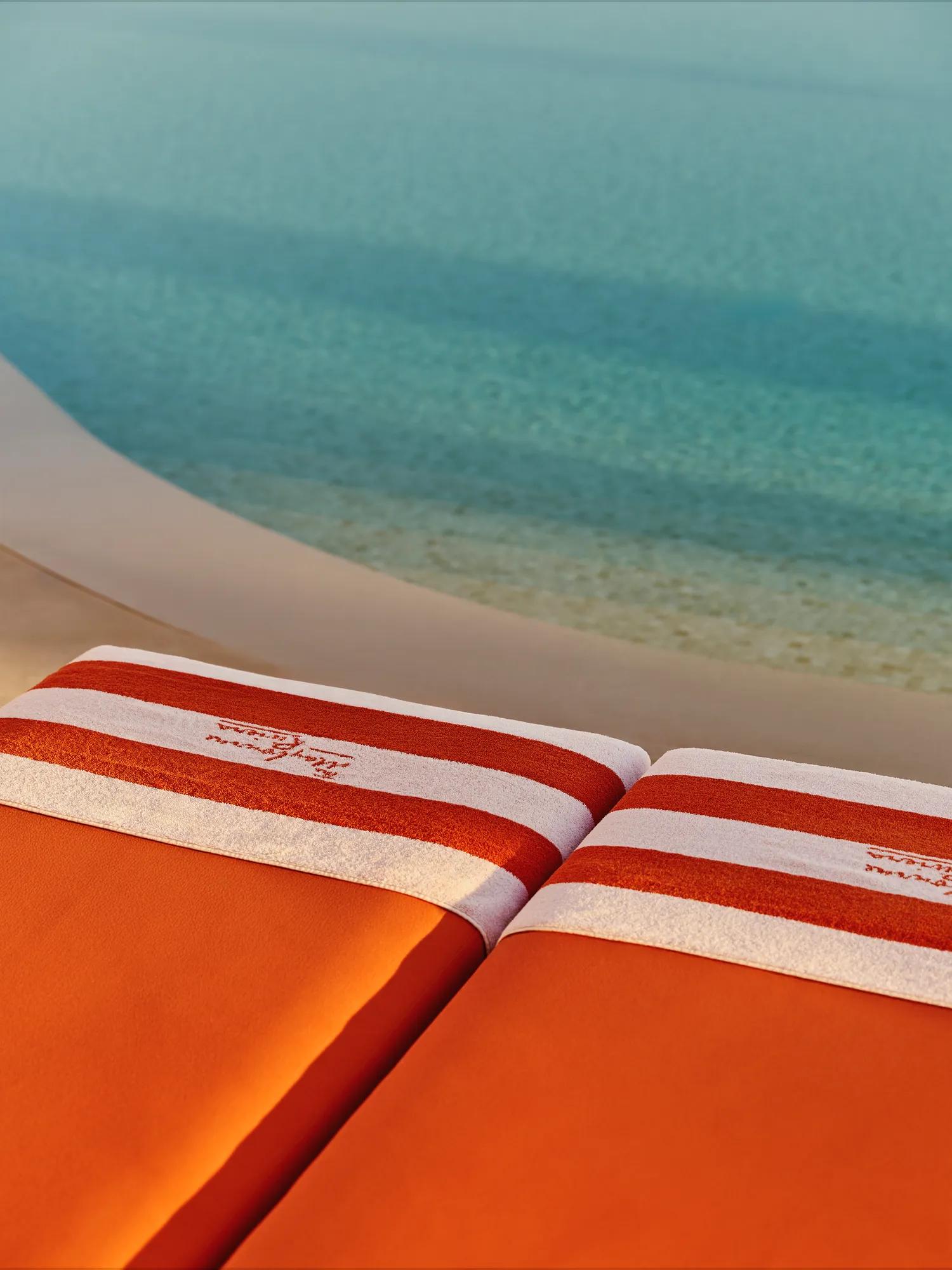 Une piscine paisible du Maybourne Riviera, au design contemporain épuré et offrant des vues panoramiques sur la Méditerranée.