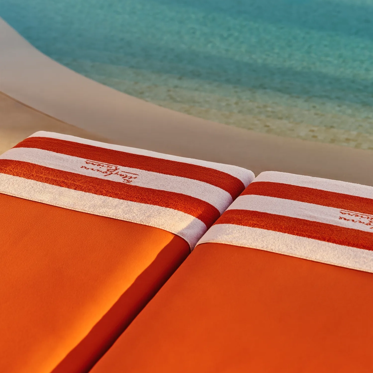 Une piscine paisible du Maybourne Riviera, au design contemporain épuré et offrant des vues panoramiques sur la Méditerranée.