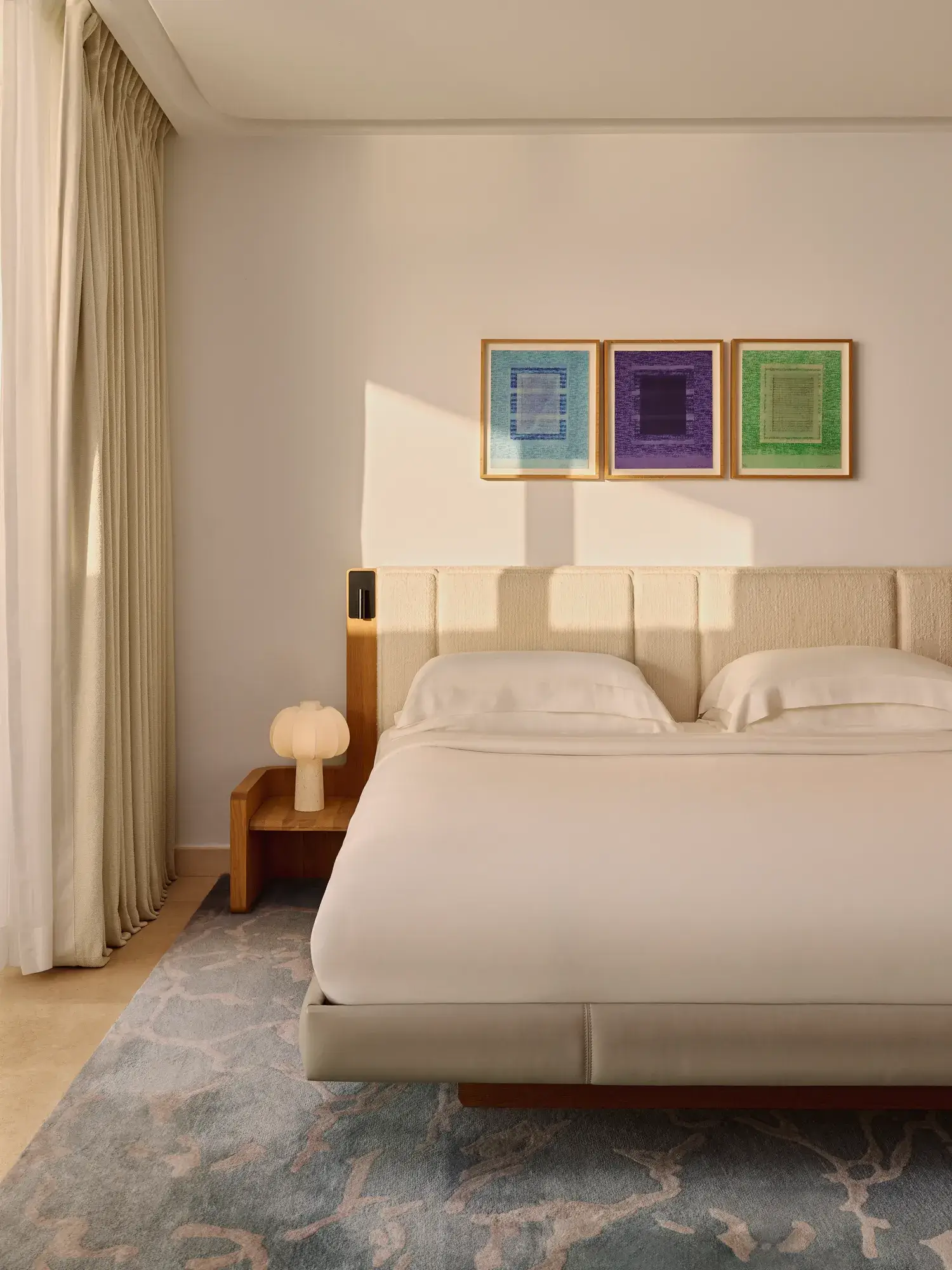 Un Grand Sea View Studio au Maybourne Riviera, avec un décor contemporain élégant, une lumière naturelle douce et de larges baies vitrées offrant une vue imprenable sur la Méditerranée.