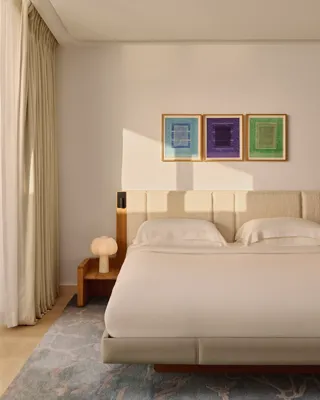 Un Grand Sea View Studio au Maybourne Riviera, avec un décor contemporain élégant, une lumière naturelle douce et de larges baies vitrées offrant une vue imprenable sur la Méditerranée.