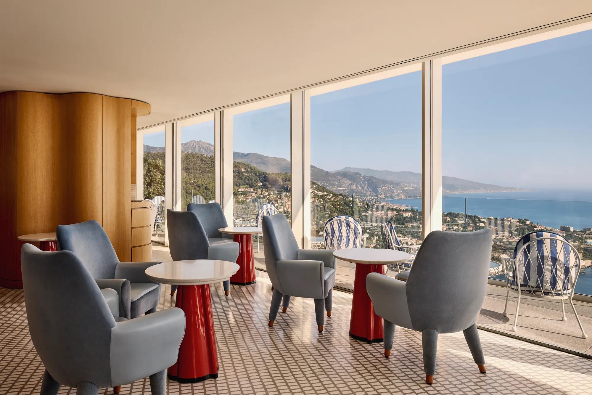 Le 300 au Maybourne Riviera, avec un design contemporain raffiné, un éclairage chaleureux et des vues panoramiques sur la Méditerranée.