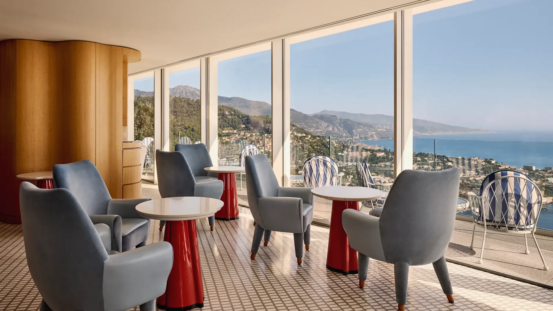 Le 300 au Maybourne Riviera, avec un design contemporain raffiné, un éclairage chaleureux et des vues panoramiques sur la Méditerranée.