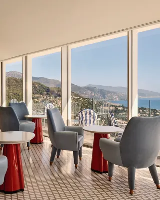 Le 300 au Maybourne Riviera, avec un design contemporain raffiné, un éclairage chaleureux et des vues panoramiques sur la Méditerranée.