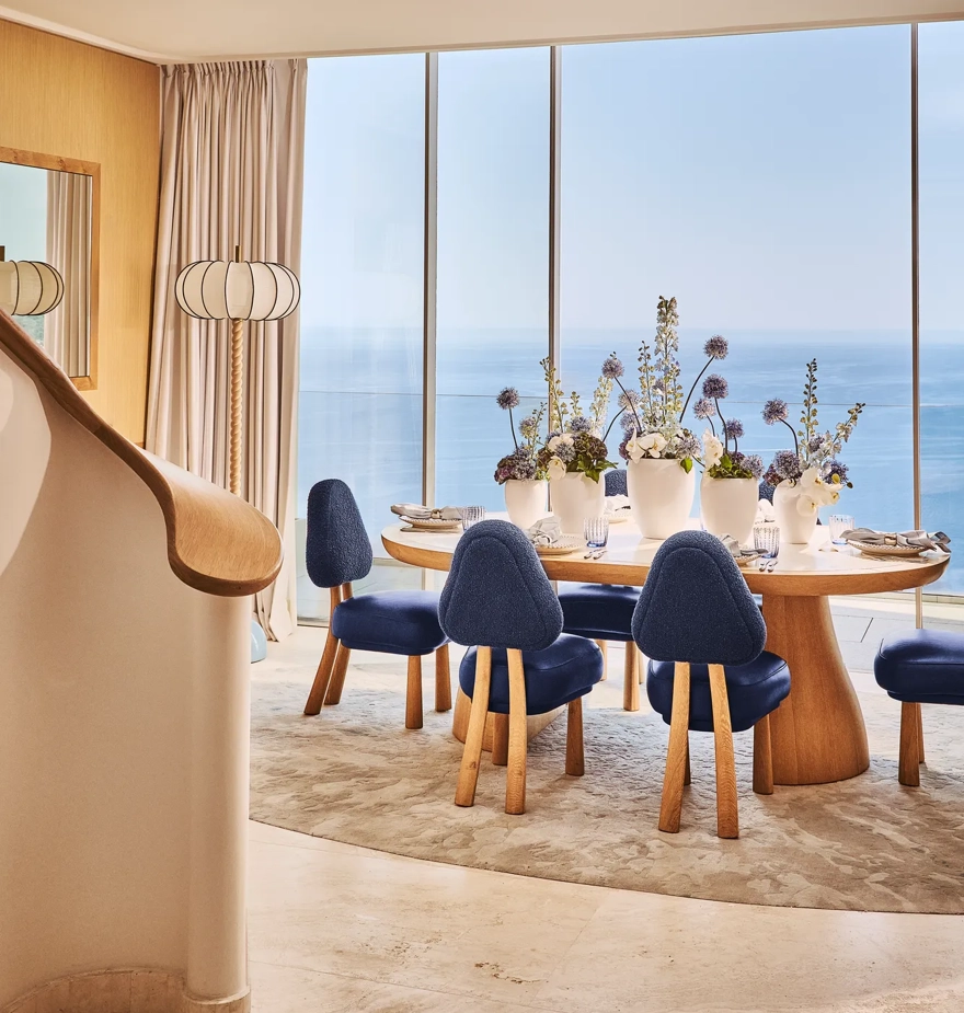 Un dîner privé installé dans une suite du Maybourne Riviera, avec une décoration de table élégante, un éclairage d’ambiance doux et des détails raffinés créant une atmosphère intime.