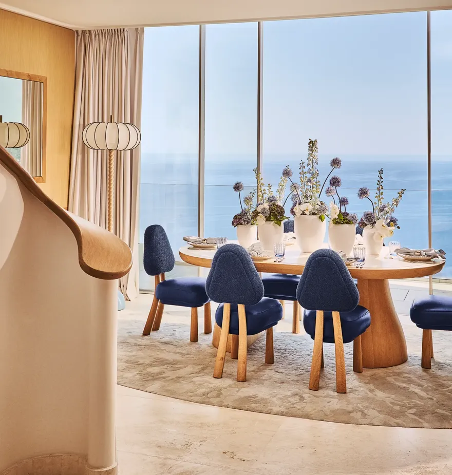 Un dîner privé installé dans une suite du Maybourne Riviera, avec une décoration de table élégante, un éclairage d’ambiance doux et des détails raffinés créant une atmosphère intime.