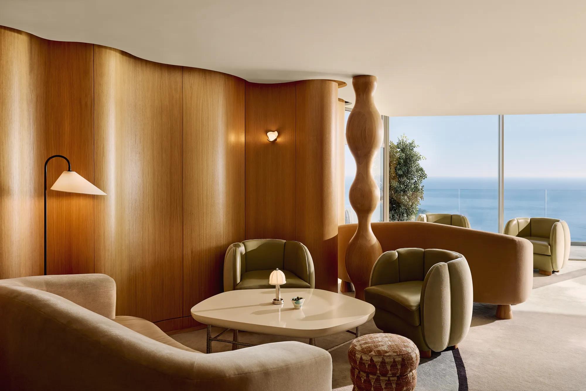 Le 300 au Maybourne Riviera, présentant un design contemporain raffiné, un éclairage chaleureux et de vastes vues sur la Méditerranée.