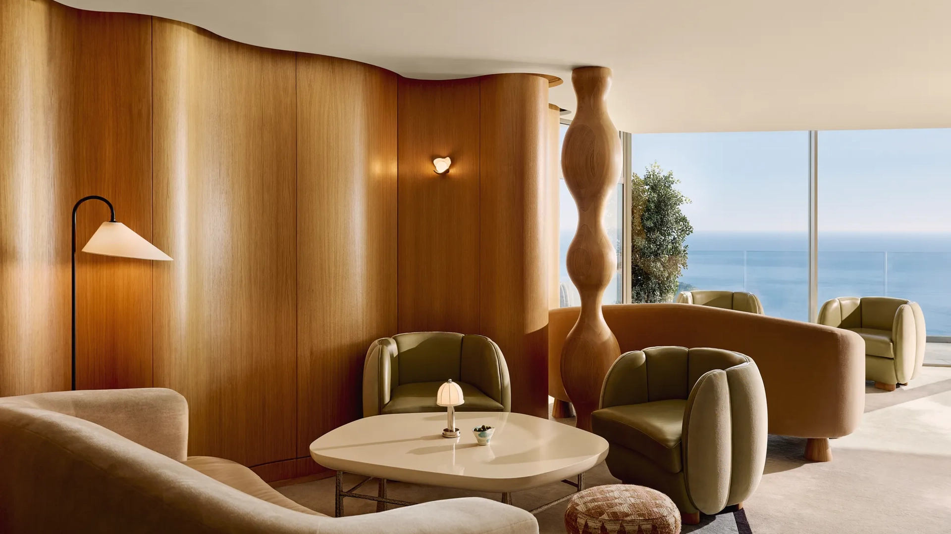 Le 300 au Maybourne Riviera, présentant un design contemporain raffiné, un éclairage chaleureux et de vastes vues sur la Méditerranée.