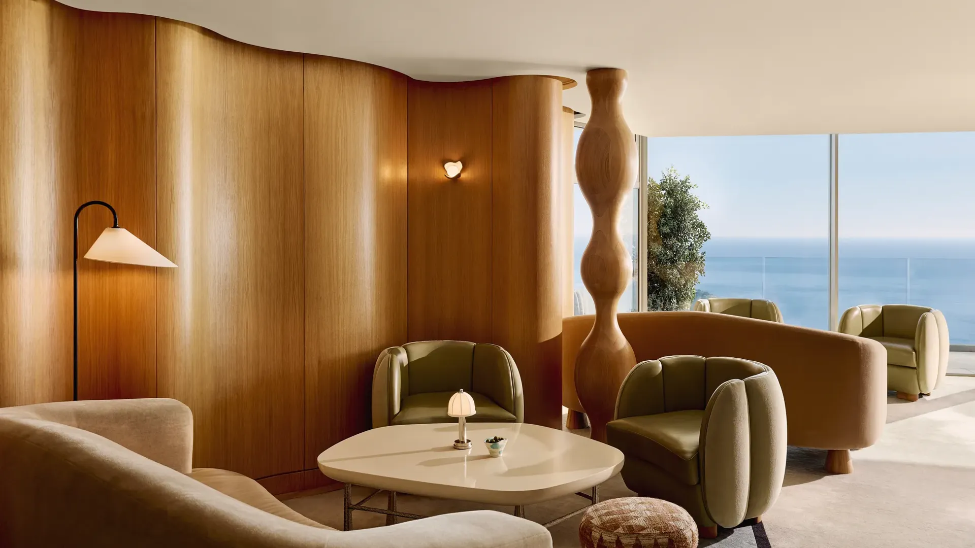 Le 300 au Maybourne Riviera, présentant un design contemporain raffiné, un éclairage chaleureux et de vastes vues sur la Méditerranée.