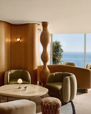 Le 300 au Maybourne Riviera, présentant un design contemporain raffiné, un éclairage chaleureux et de vastes vues sur la Méditerranée.