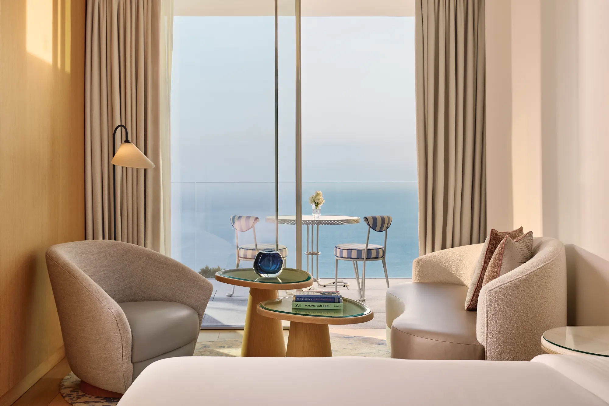 Un Sea View Studio au Maybourne Riviera, avec un décor contemporain élégant et de larges baies vitrées offrant une vue dégagée sur la Méditerranée.