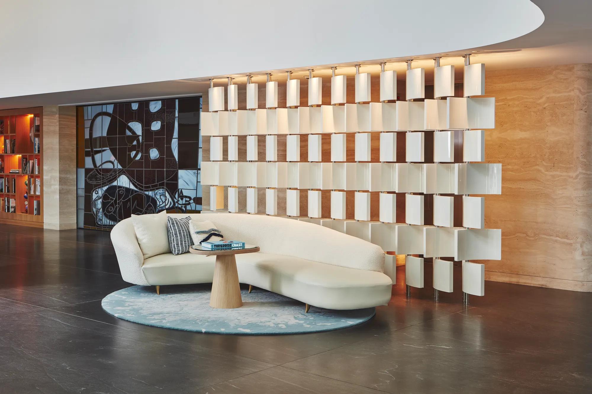 Le lobby du Maybourne Riviera, présentant un design contemporain raffiné, des lignes épurées et une lumière naturelle douce qui met en valeur l’atmosphère sereine du lieu.