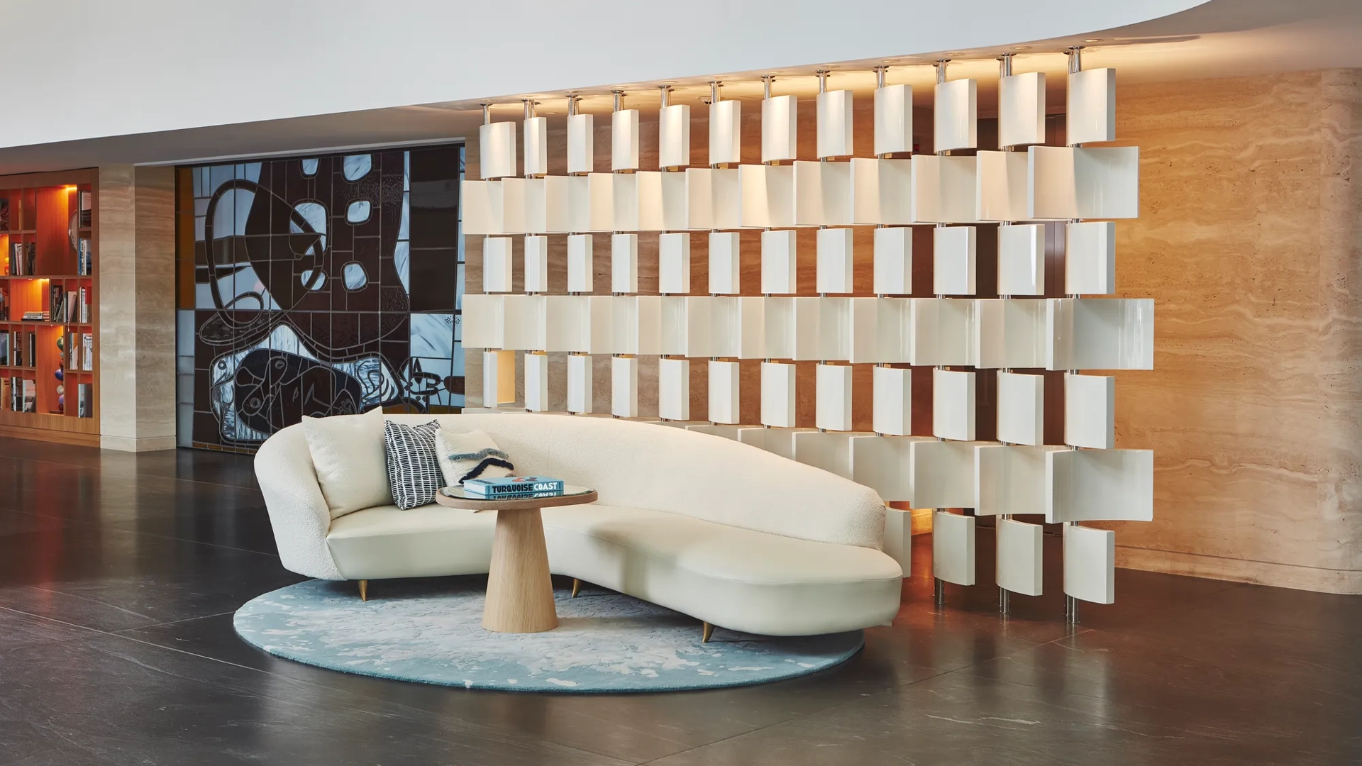 Le lobby du Maybourne Riviera, présentant un design contemporain raffiné, des lignes épurées et une lumière naturelle douce qui met en valeur l’atmosphère sereine du lieu.