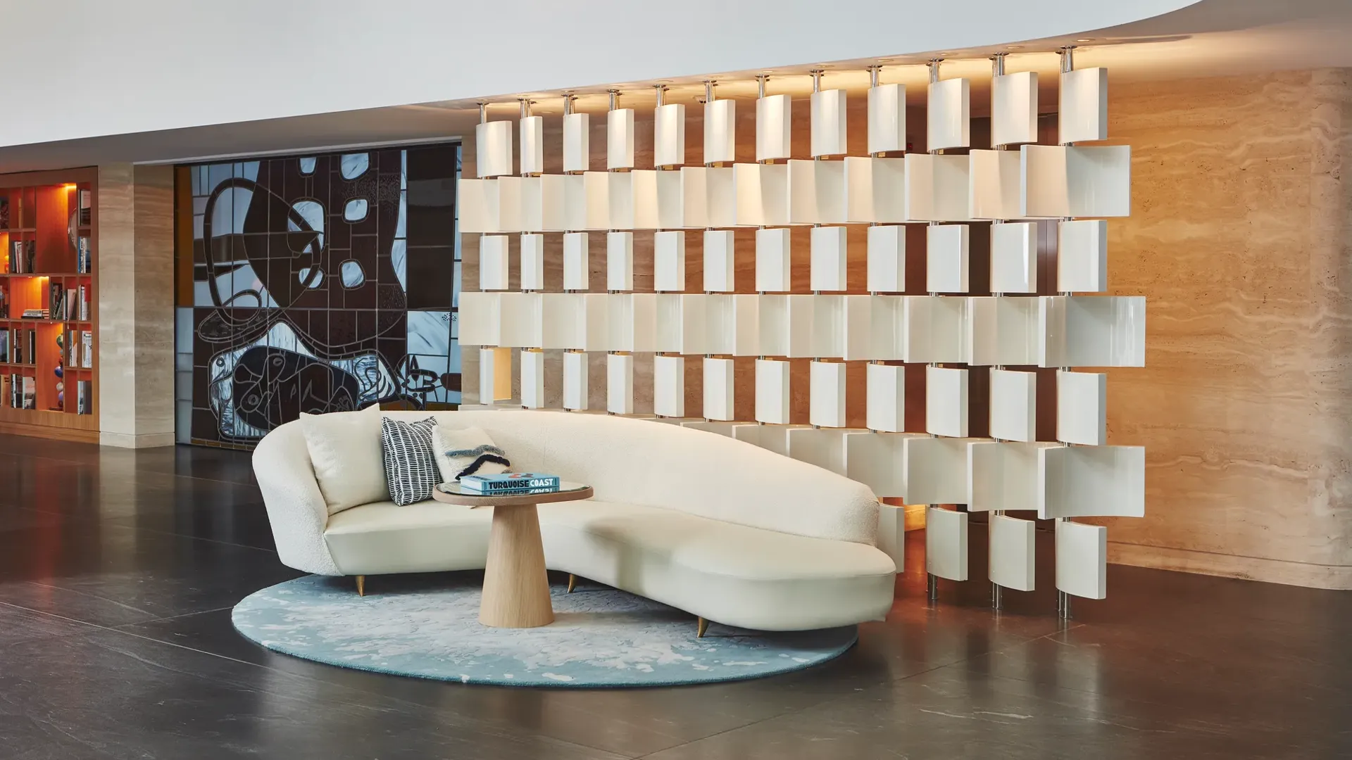 Le lobby du Maybourne Riviera, présentant un design contemporain raffiné, des lignes épurées et une lumière naturelle douce qui met en valeur l’atmosphère sereine du lieu.