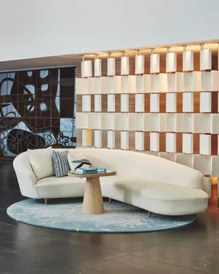 Le lobby du Maybourne Riviera, présentant un design contemporain raffiné, des lignes épurées et une lumière naturelle douce qui met en valeur l’atmosphère sereine du lieu.