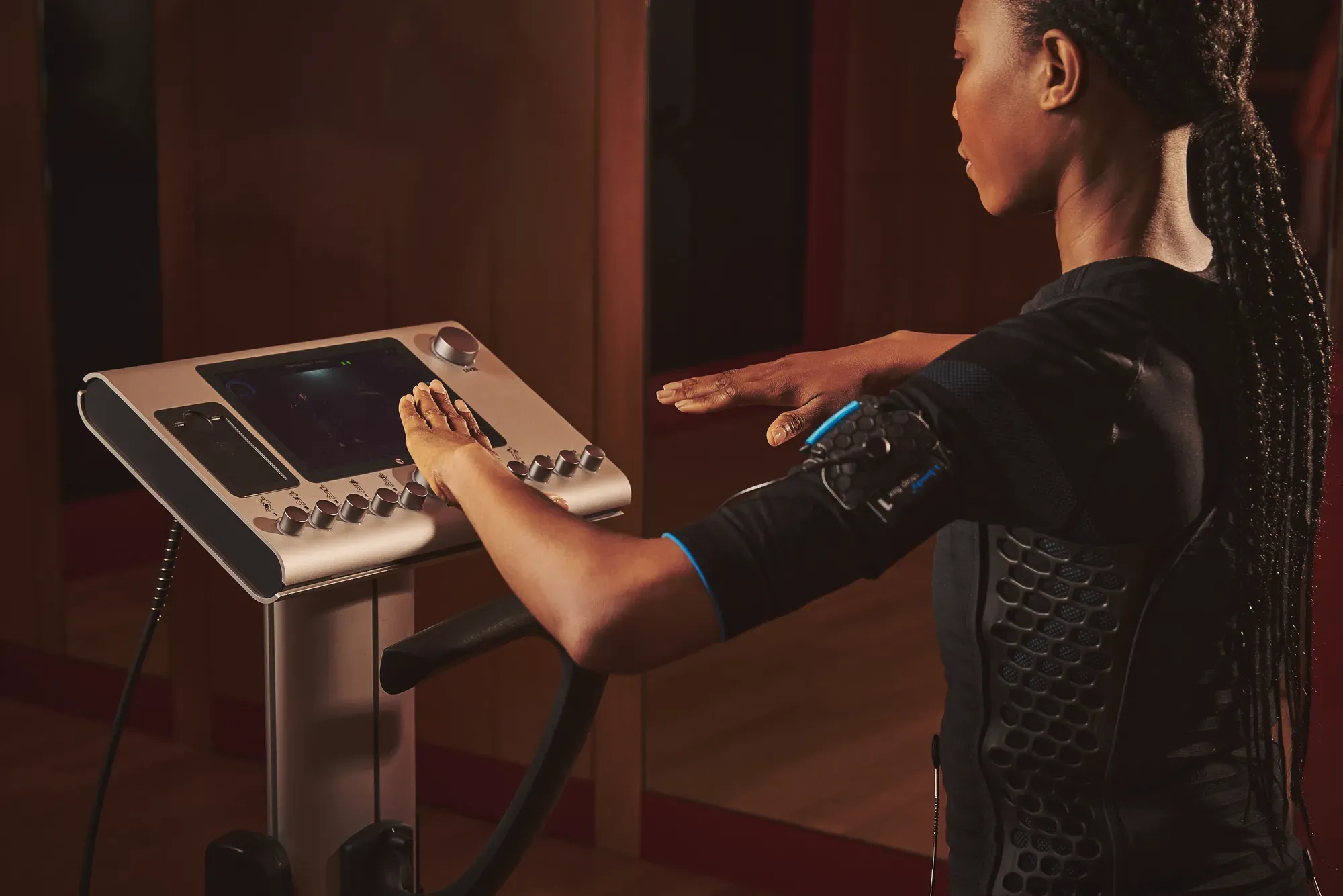 Women doing an exercise at the gym dressed in black.