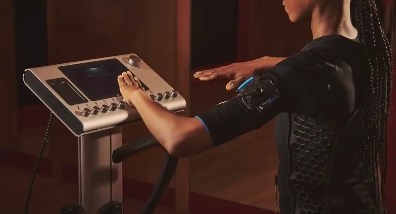 Women doing an exercise at the gym dressed in black.