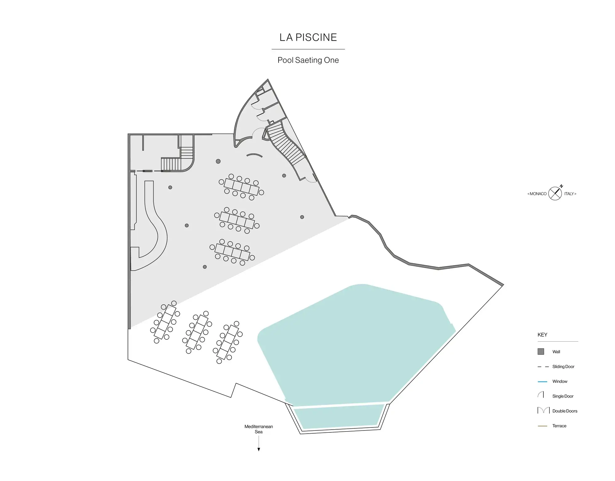 Disposition des tables autour de la piscine et de la terrasse, surplombant la mer Méditerranée.